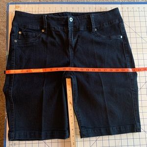 Women’s Plus size 18 Torrid blue jean shorts (P105)